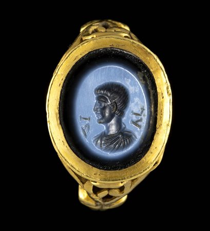 A LATE ROMAN NICOLO INTAGLIO SET IN A OPENWORK GOLD RING. MALE PORTRAIT WITH INITIALS. 