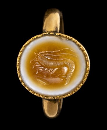 A ROMAN AGATE INTAGLIO SET IN A GOLD RING. SHRIMP.