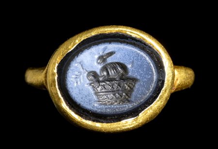 A ROMAN GOLD RING WITH A NICOLO INTAGLIO. RABBIT ON A BASKET. 