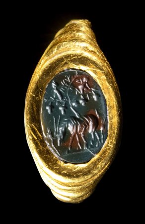 A ROMAN GOLD RING SET WITH A JASPER INTAGLIO. GOAT UNDER A TREE. 