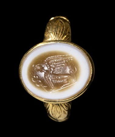 A ROMAN AGATE INTAGLIO SET IN A GOLD RING. SPHINX WITH CADUCEUS. 