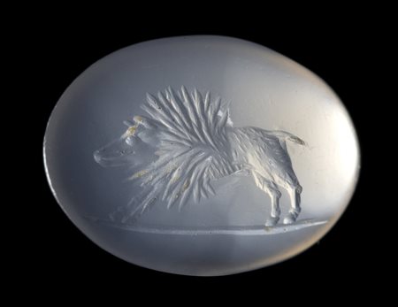A RARE ROMAN CHALCEDONY INTAGLIO. WILD BOAR WOUNDED BY A PORCUPINE.