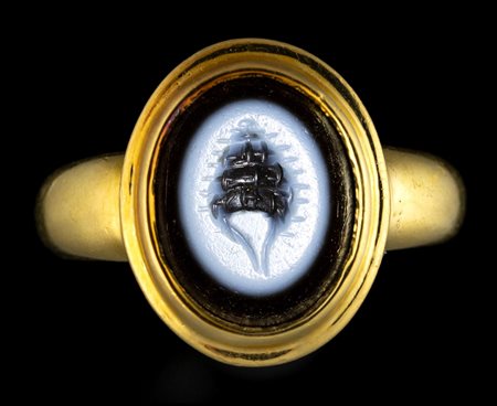 A ROMAN NICOLO INTAGLIO SET IN A MODERN SOLID GOLD RING. MUREX SHELL. 