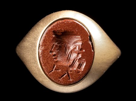 A ROMAN RED JASPER INTAGLIO SET IN A MODERN GOLD RING. GRYLLOS.