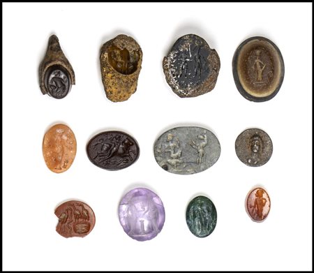 A GROUP OF ROMAN INTAGLIOS (12 ELEMENTS). VARIA. 