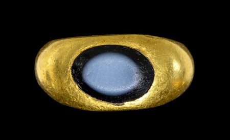 A ROMAN GOLD RING WITH A PLAIN NICOLO. 