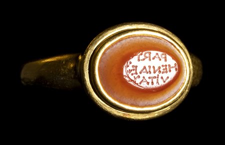 A ROMAN AGATE INTAGLIO SET IN A MODERN GOLD RING. INSCRIPTION. 