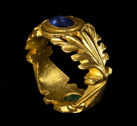 A LATE ROMAN GOLD RING SET WITH EMERALD AND SAPPHIRE CABOCHON STONES. 