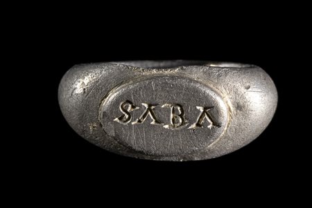 A ROMAN SILVER RING WITH THE ENGRAVED BEZEL. 