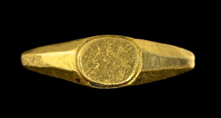 A ROMAN GOLD RING WITH A PLAIN BEZEL.