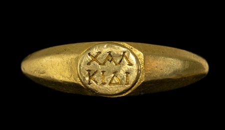 A ROMAN GOLD RING WITH THE ENGRAVED BEZEL. INSCRIPTION. 