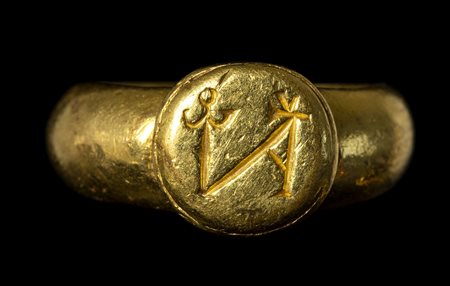 A BYZANTINE GOLD RING WITH THE ENGRAVED BEZEL. MONOGRAM. 