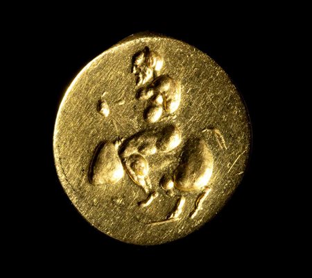 A MODERN GOLD RING AFTER THE ANTIQUE. SILENUS RIDING A PHALLUS. 