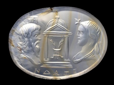 A LARGE POSTCLASSICAL CHALCEDONY INTAGLIO. TWO BUSTS WITH A SMALL NAISKOS. 