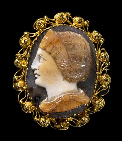 A THREE LAYERED AGATE CAMEO SET IN A GOLD BROOCH. BUST OF A ROMAN EMPRESS. 