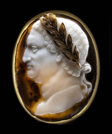  A LARGE SARDONYX CAMEO SET IN A GOLD RING. PORTRAIT OF VESPASIAN. 