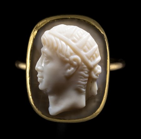 A LATE RENAISSANCE AGATE CAMEO SET IN A GOLD RING. HEAD OF A RADIATED EMPEROR. 