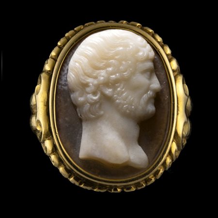 A POSTCLASSICAL AGATE CAMEO SET IN A GOLD RING. PORTRAIT OF THE EMPEROR HADRIAN. 