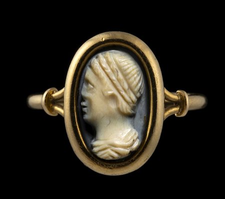 AN EARLY RENAISSANCE AGATE CAMEO SET IN A GOLD RING. BUST OF AN EMPEROR.
