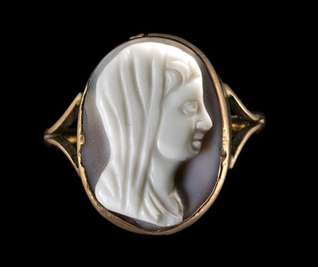 AN AGATE CAMEO SET IN A GOLD RING. VEILED BUST OF A YOUTH. 