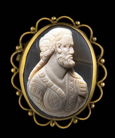 A LATE RENAISSANCE AGATE CAMEO SET IN A GOLD BROOCH. AN EXOTIC MALE PORTRAIT.