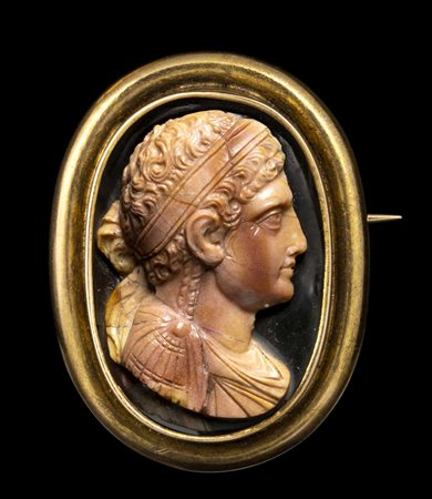 AN AGATE CAMEO SET IN A GOLD BROOCH. PORTRAIT OF A GREEK HELLENISTIC RULER. 