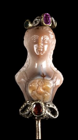AN AGATE BUST OF A WOMAN MOUNTED IN A GEORGIAN GOLD STICK PIN WITH STONES. 