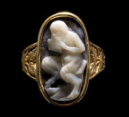 A FINE RENAISSANCE AGATE CAMEO SET IN A GOLD RING. PAN PLAYING THE PIPE. 