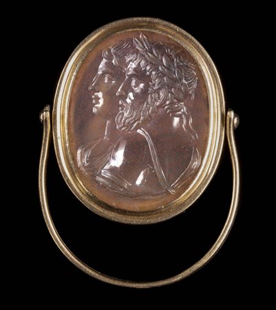 A LARGE AGATE INTAGLIO SET IN A SWIVEL GOLD RING. CONJOINED BUSTS OF AN IMPERIAL COUPLE. 
