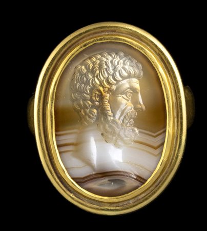 A LARGE BANDED AGATE INTAGLIO SET IN A GOLD RING. BUST OF HERCULES. 