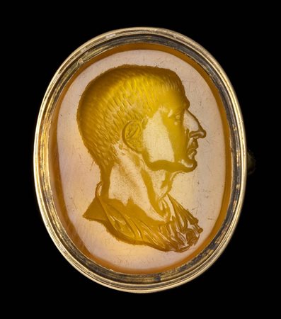 A LARGE AGATE INTAGLIO SET IN A GOLD RING. MALE BUST. 