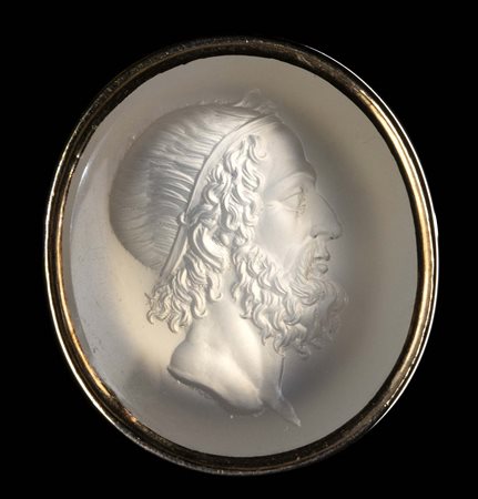 A NEOCLASSICAL CHALCEDONY INTAGLIO SET IN A LATER GOLD RING. HOMER. 
