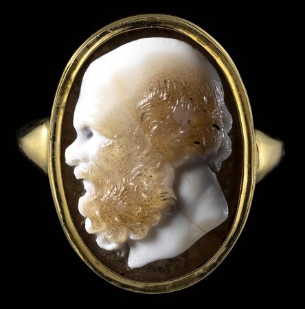 A GEORGIAN AGATE CAMEO SET IN A GOLD RING. PORTRAIT OF SOCRATES. 