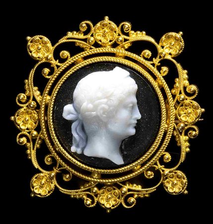 AN AGATE CAMEO SET IN A ELEGANT GOLD BROOCH WITH FLOREAL ELEMENTS. BUST OF A ROMAN EMPEROR. 