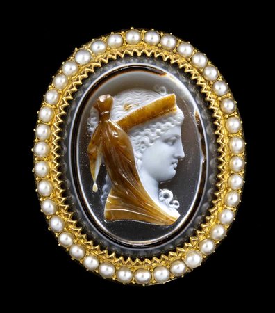 A FINE GOLD BROOCH SET WITH PEARLS AND AN AGATE CAMEO. FEMALE BUST. 