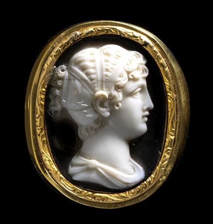A NEOCLASSICAL ONYX CAMEO SET IN A GOLD RING. BUST OF SAPPHO. 