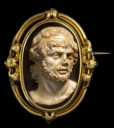 A LARGE AGATE CAMEO ATTRIBUTED TO BERINI SET IN A GOLD BROOCH. MALE BUST OF A GREEK RULER. 