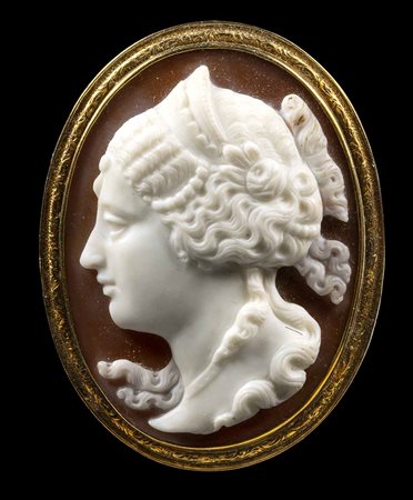 A NEOCLASSICAL CISELED GOLD BROOCH SET WITH A LARGE TWO-LAYERED AGATE CAMEO. DIADEMED PORTRAIT.