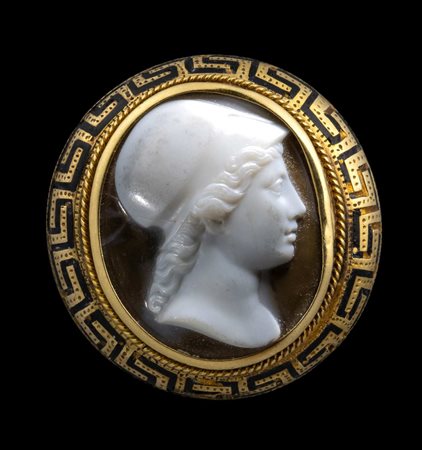A NEOCLASSICAL GOLD AND BLACK ENAMELED CUFFLINK SET WITH A TWO-LAYERED AGATE CAMEO. PORTRAIT OF HELMETED ATHENA. 