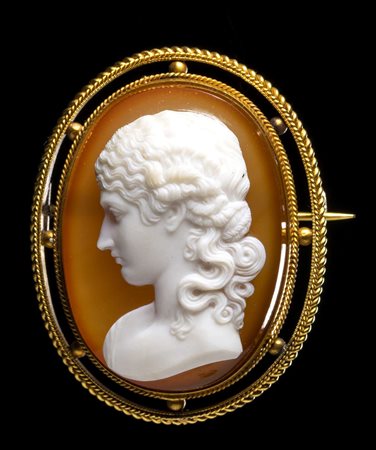A NEOCLASSICAL GOLD BROOCH SET WITH A LARGE TWO-LAYERED AGATE CAMEO. BUST OF CLYTIE.