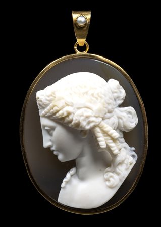 A NEOCLASSICAL TWO-LAYERED AGATE CAMEO SET IN A GOLD PENDANT. BUST OF ARIADNE.