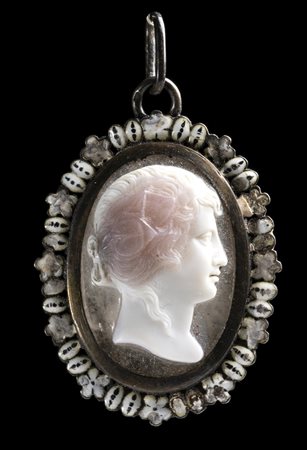 A NEOCLASSICAL SILVER ENAMELED PENDANT SET WITH A THREE-LAYERED AGATE CAMEO. PORTRAIT OF A BACCHANTE.  