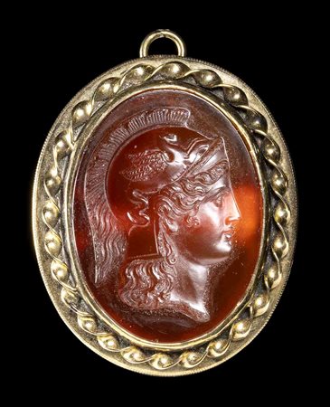 A NEOCLASSICAL GOLD PENDANT SET WITH A LARGE CARNELIAN CAMEO. HEAD OF HELMETED ATHENA.