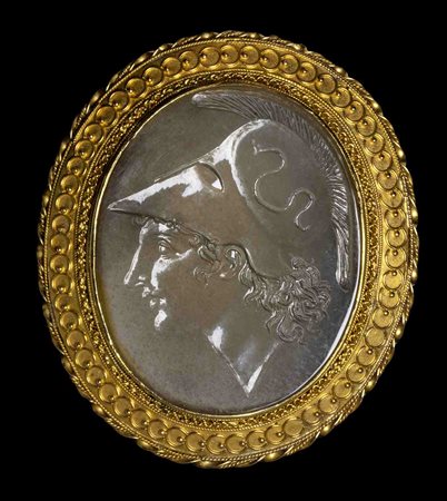 A NEOCLASSICAL GOLD BROOCH SET WITH A LARGE CHALCEDONY INTAGLIO. HEAD OF  A GREEK HERO. 