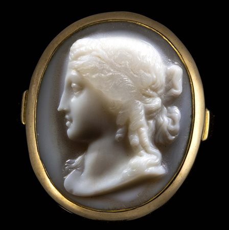 A NEOCLASSICAL SIGNED AGATE CAMEO SET IN A GOLD RING. BUST OF ARIADNE. 