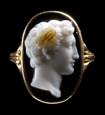 A NEOCLASSICAL AGATE CAMEO SET IN A GOLD RING. HERMES. 