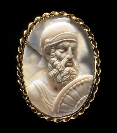 A NEOCLASSICAL GOLD BROOCH SET WITH A LARGE TWO-LAYERED AGATE CAMEO. BUST OF PYRRHUS. 