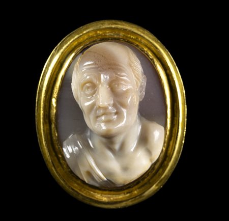 A LARGE AGATE CAMEO SET IN A GOLD RING. BUST OF CICERO. 