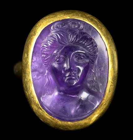 A POSTCLASSICAL AMETHYST CAMEO SET IN A GOLD RING. FEMALE BUST. 