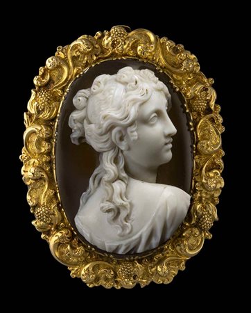 A FINE NEOCLASSICAL CAMEO SET IN A GOLD BROOCH. FEMALE BUST.